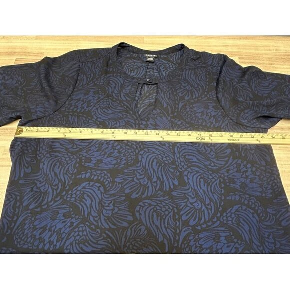 Torrid Top Womens 1X Roll Tab Sleeve Keyhole Neck Blue Black Asymmetrical Hem - Picture 6 of 10